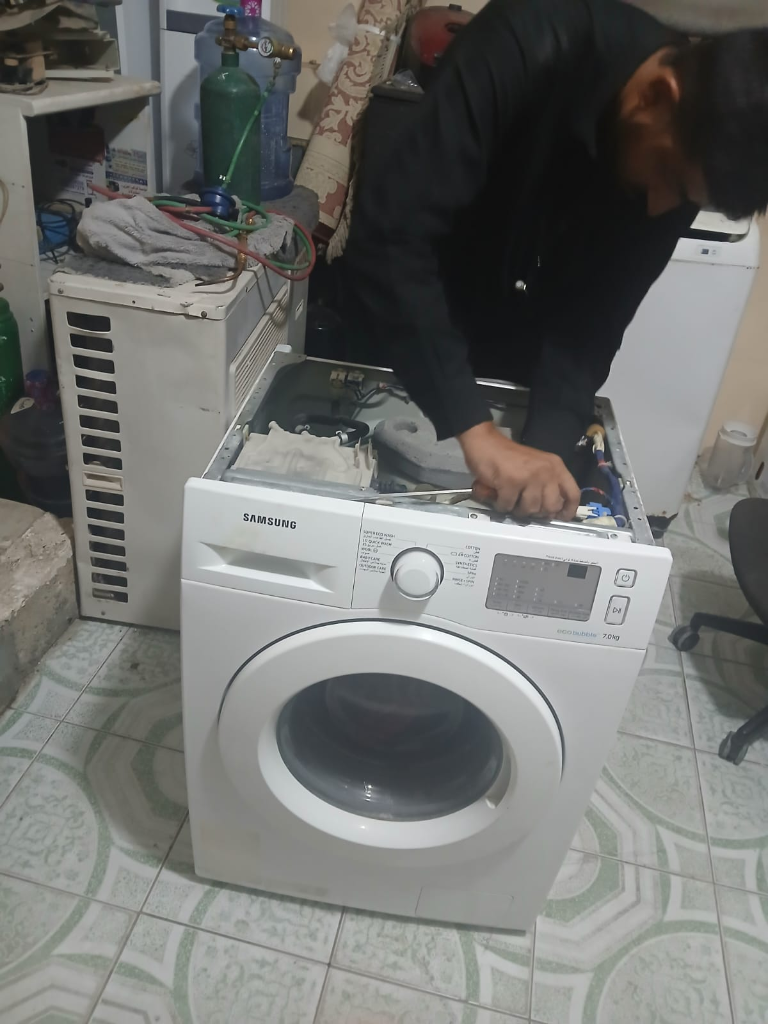 فني صيانة يقوم بإصلاح التوصيلات والكارتة